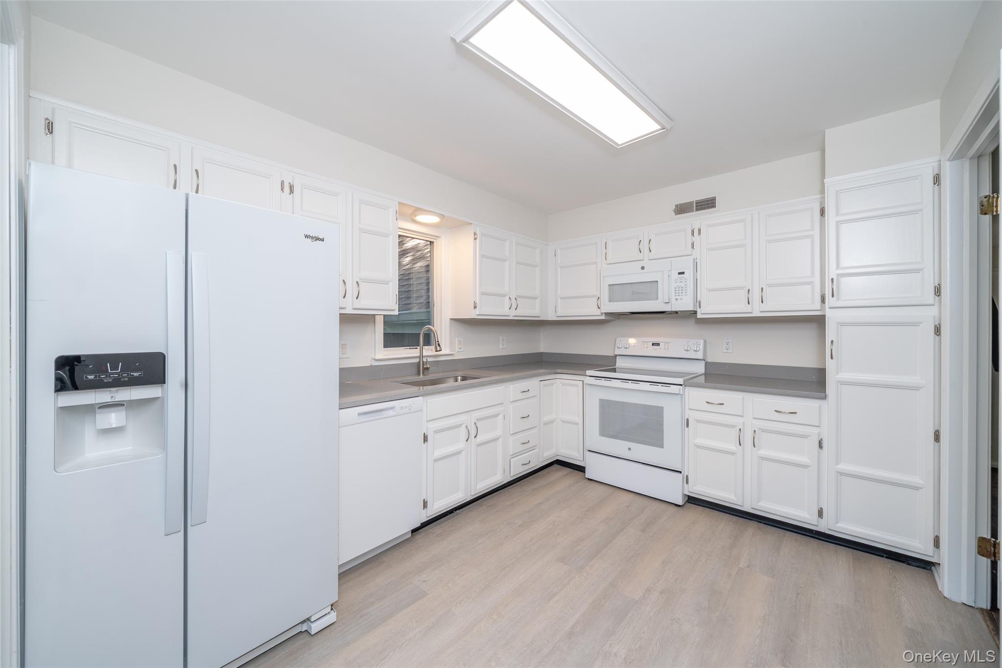 10 Grove Mews Chappaqua, NY 10514 - Photo 6 of 22