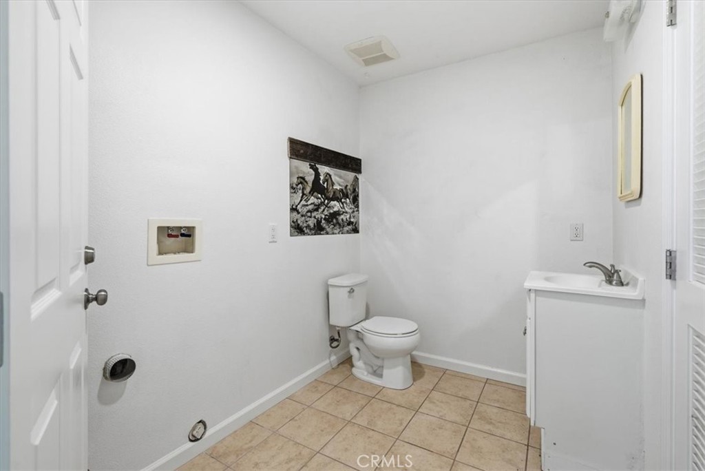 676 Red Cloud Road Paso Robles, CA 93446 - Photo 31 of 49 Powder room