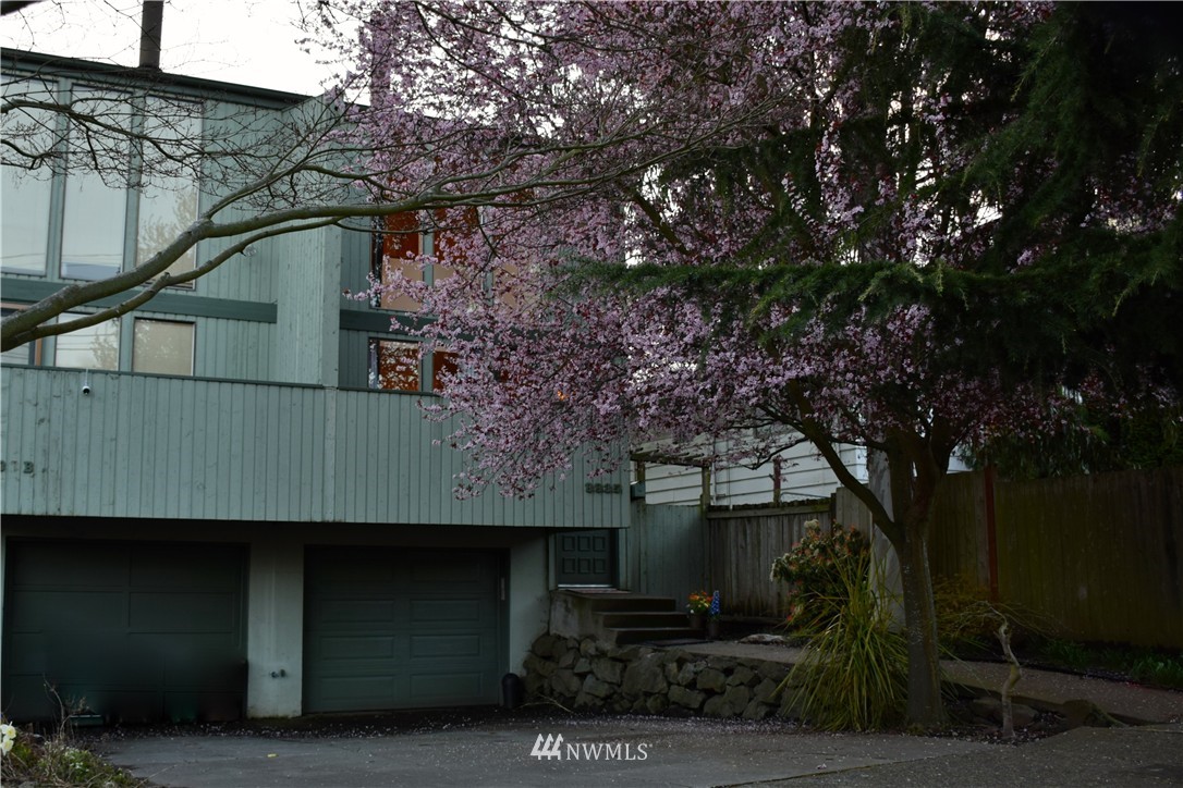 8835 Midvale Avenue North Seattle, WA 98103 - Photo 1 of 24
