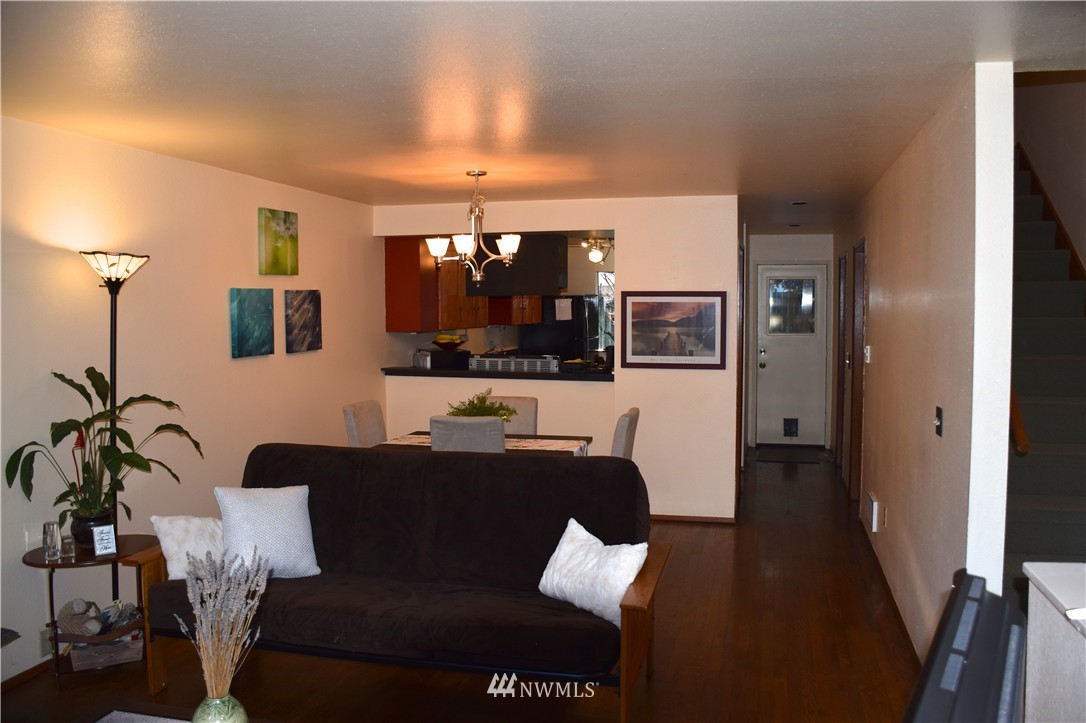8835 Midvale Avenue North Seattle, WA 98103 - Photo 2 of 24