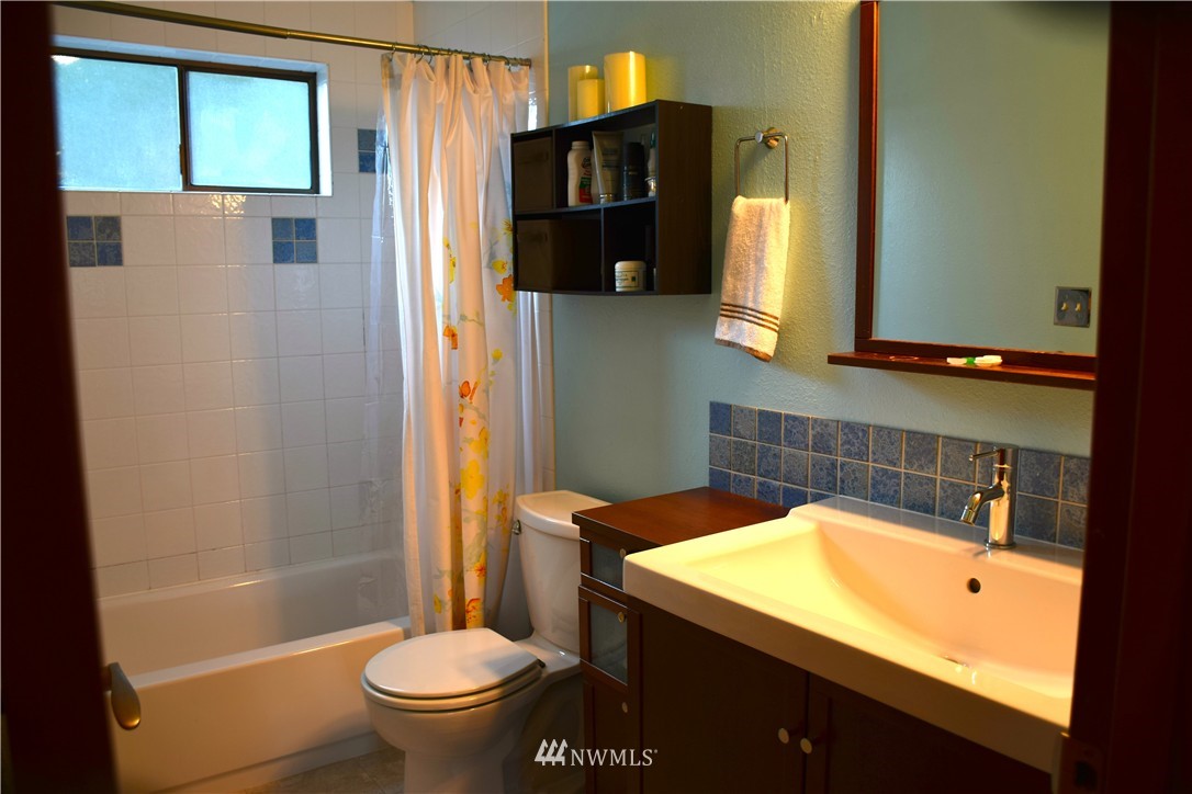 8835 Midvale Avenue North Seattle, WA 98103 - Photo 16 of 24