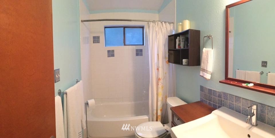 8835 Midvale Avenue North Seattle, WA 98103 - Photo 17 of 24