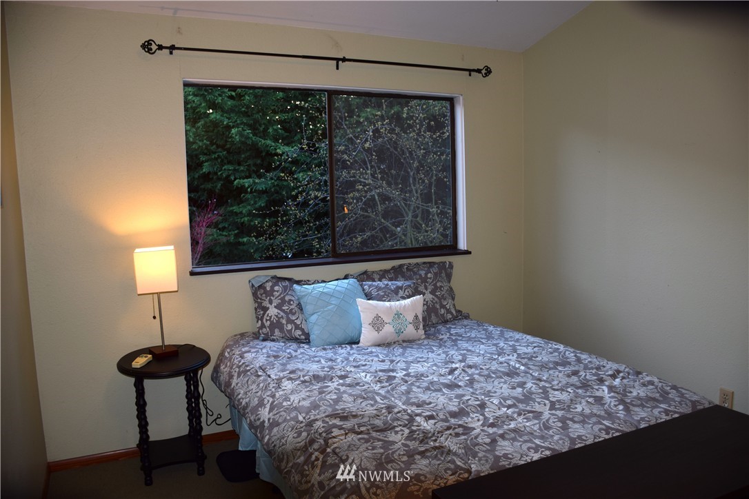 8835 Midvale Avenue North Seattle, WA 98103 - Photo 19 of 24