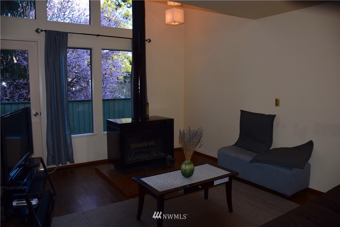 8835 Midvale Avenue North Seattle, WA 98103 - Photo 3 of 24