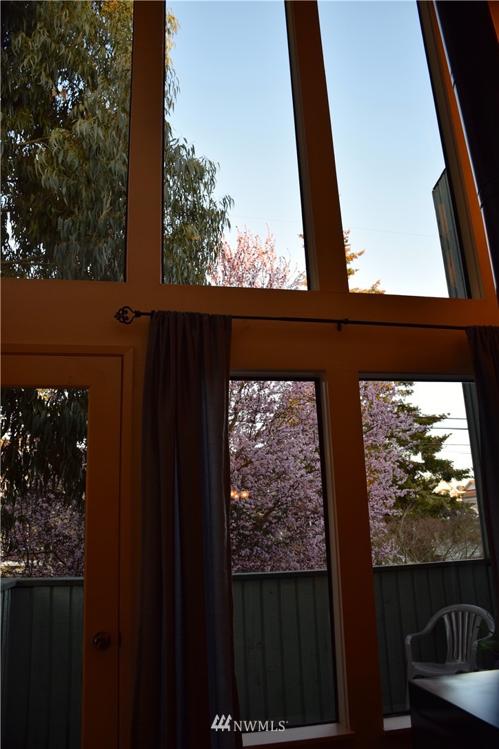 8835 Midvale Avenue North Seattle, WA 98103 - Photo 4 of 24