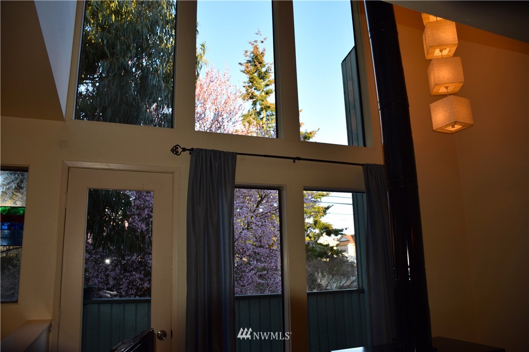8835 Midvale Avenue North Seattle, WA 98103 - Photo 5 of 24