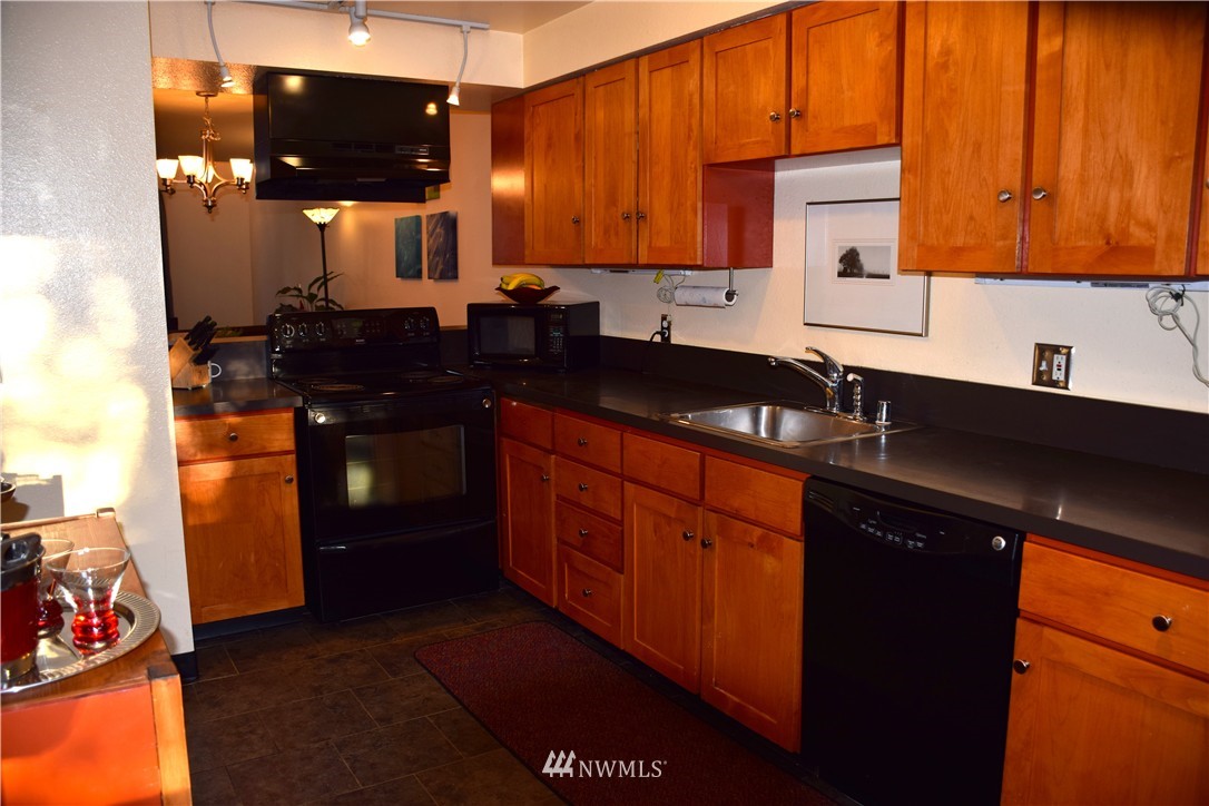 8835 Midvale Avenue North Seattle, WA 98103 - Photo 8 of 24