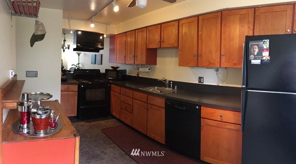 8835 Midvale Avenue North Seattle, WA 98103 - Photo 9 of 24