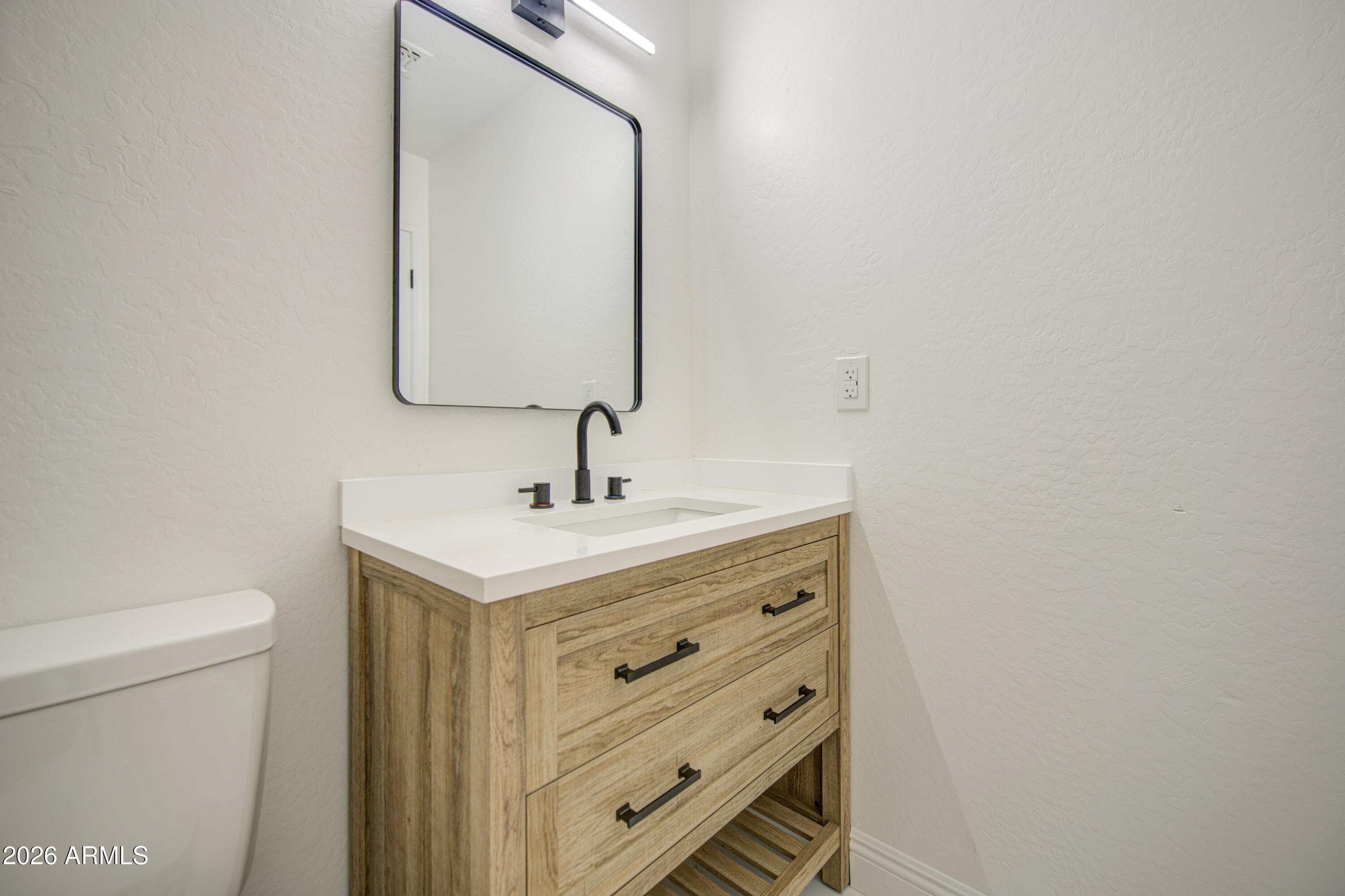2302 East Alta Vista Road Phoenix, AZ 85042 - Photo 16 of 28 Bathroom 2-pic 3