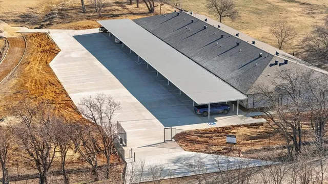 a view of a house with backyard