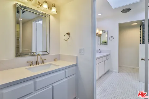 $4,500 | 18100 Burbank Boulevard, Unit 19, Tarzana, CA 91356
