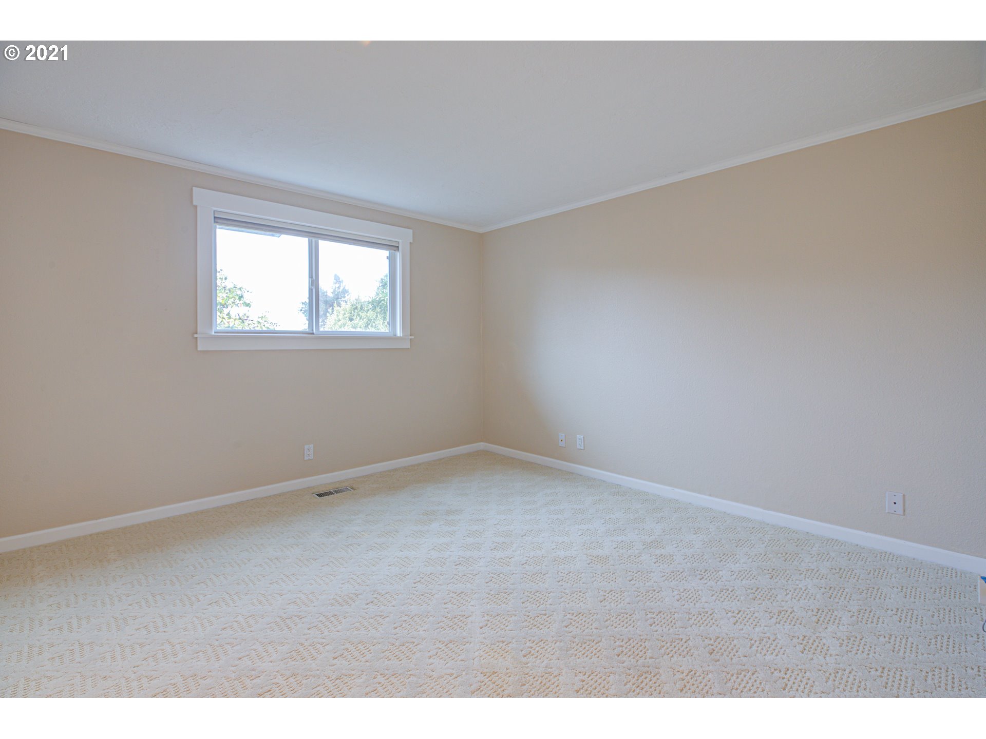 22900 South Haines Road Canby, OR 97013 - Photo 22 of 31 an empty room with windows