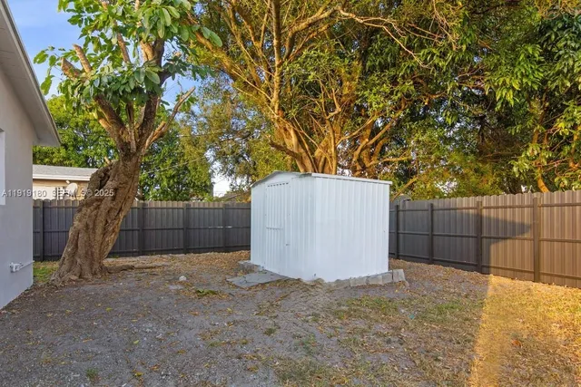 a view of a backyard