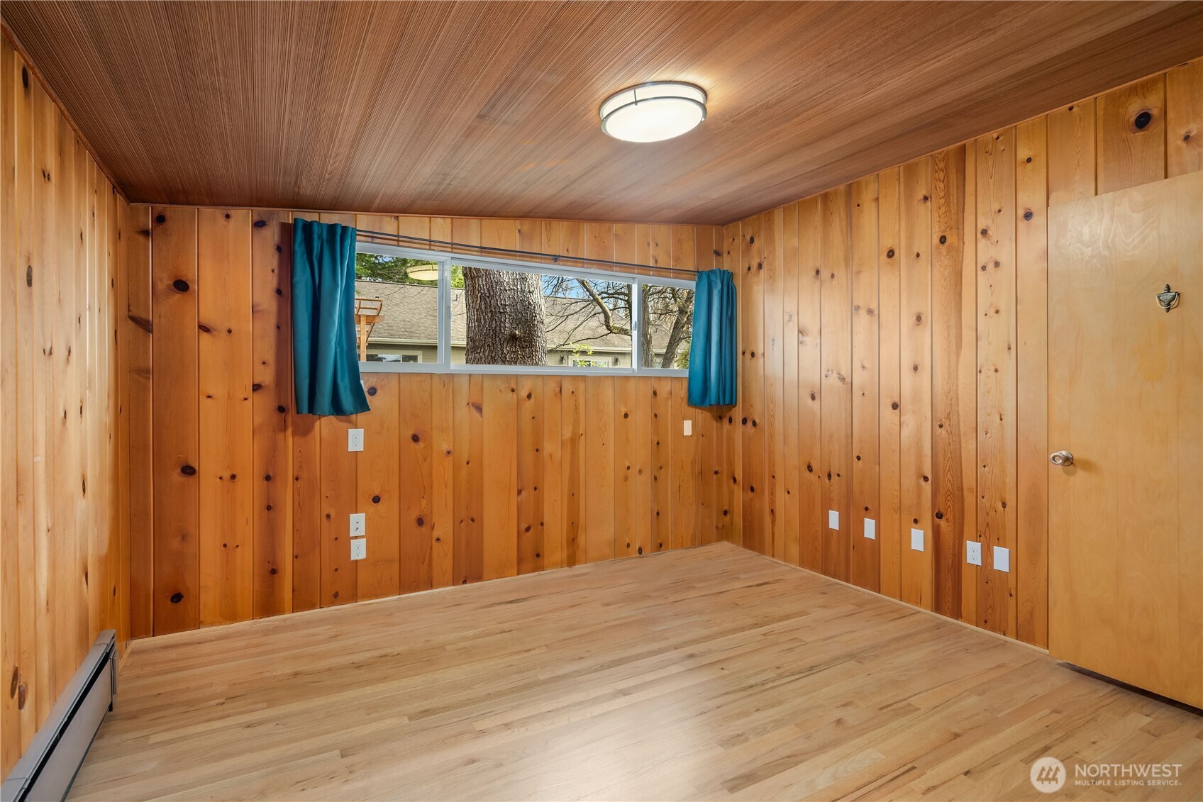 452 11th Street Blaine, WA 98230 - Photo 20 of 33 a big room with wooden floor