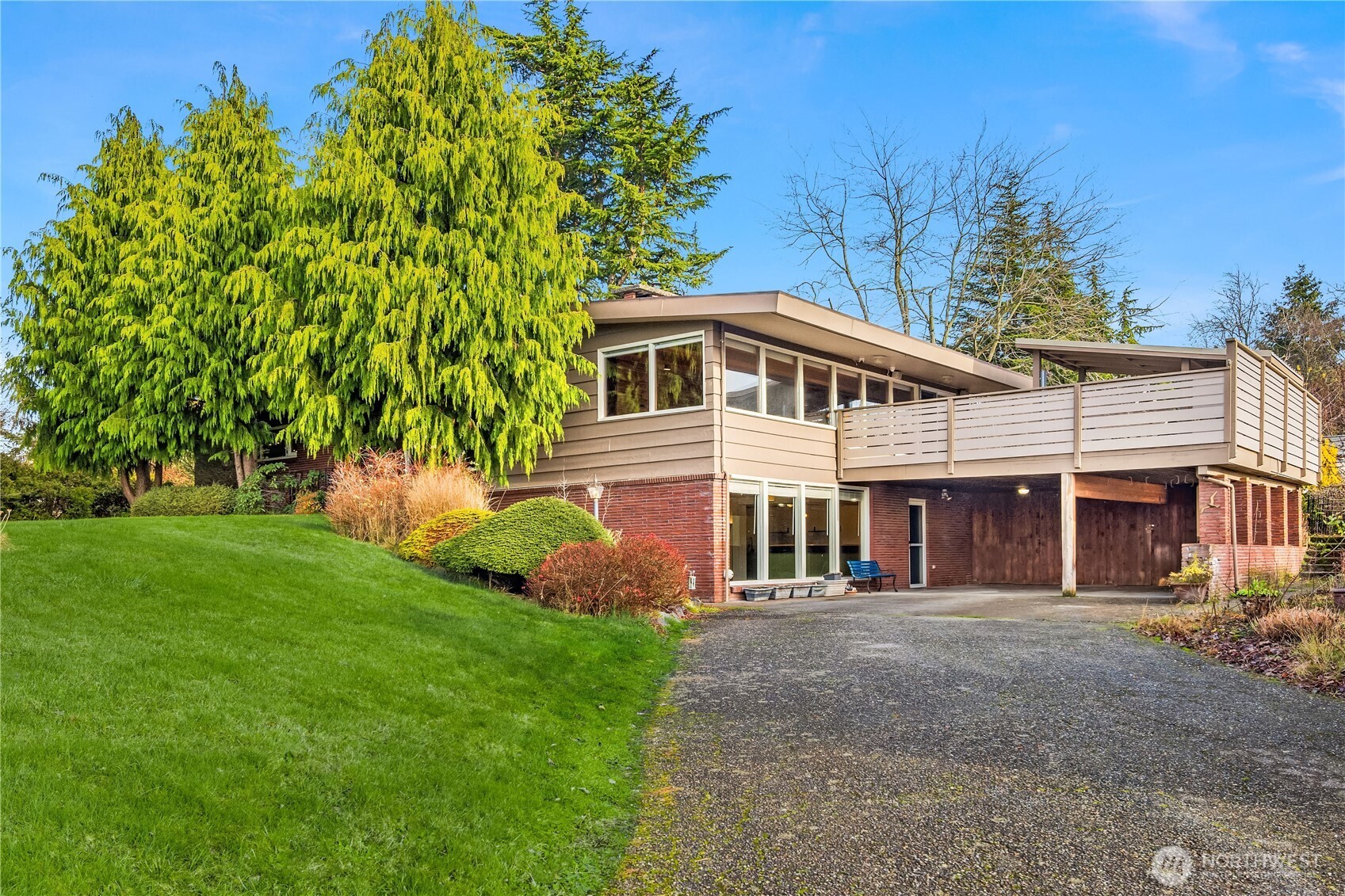 452 11th Street Blaine, WA 98230 - Photo 32 of 33 a front view of a house with a garden