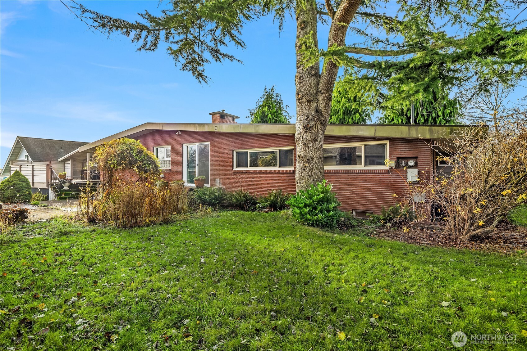 452 11th Street Blaine, WA 98230 - Photo 33 of 33 front view of a house with a yard