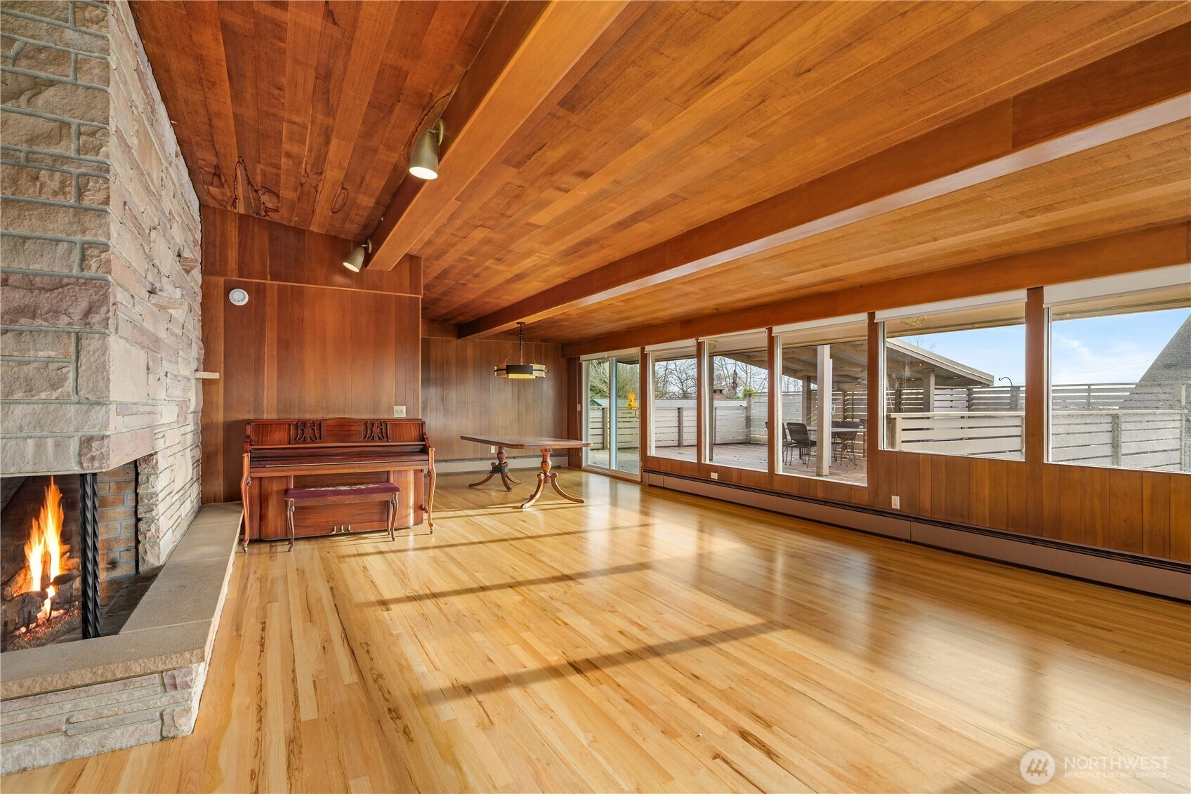 452 11th Street Blaine, WA 98230 - Photo 4 of 33 a lobby with furniture and floor to ceiling window