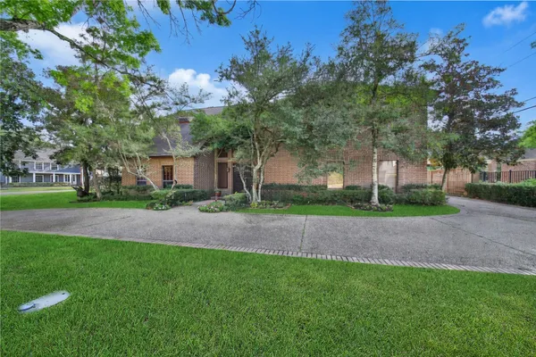 $2,800,000 | 248 Bryn Mawr Circle, Hunters Creek Village, TX 77024