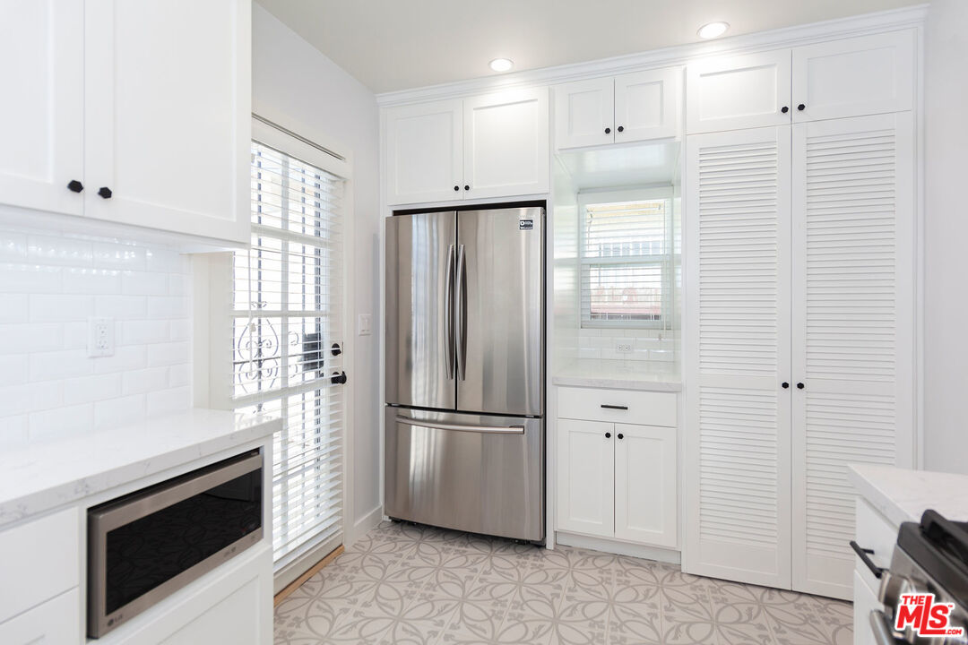 10845 Jefferson Boulevard Culver City, CA 90230 - Photo 19 of 48 an empty room with wooden floor and windows