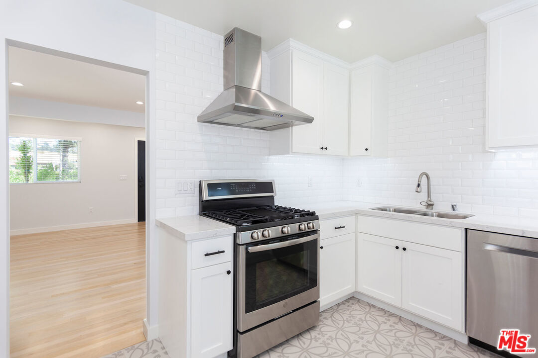 10845 Jefferson Boulevard Culver City, CA 90230 - Photo 20 of 48 a view of empty room with wooden floor and fan