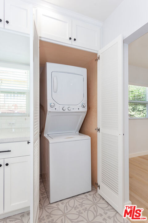 10845 Jefferson Boulevard Culver City, CA 90230 - Photo 21 of 48 an empty room with wooden floor and windows