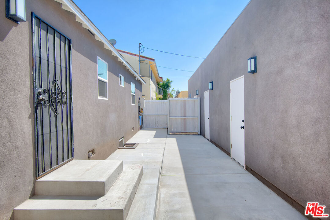 10845 Jefferson Boulevard Culver City, CA 90230 - Photo 33 of 48 a view of a house with a backyard