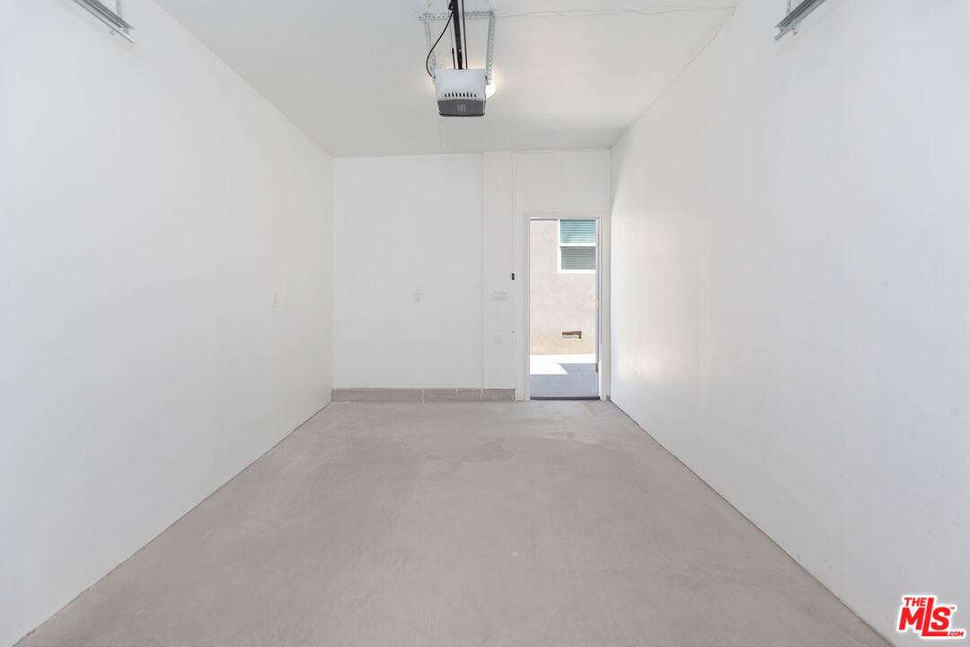 10845 Jefferson Boulevard Culver City, CA 90230 - Photo 37 of 48 en empty room with windows