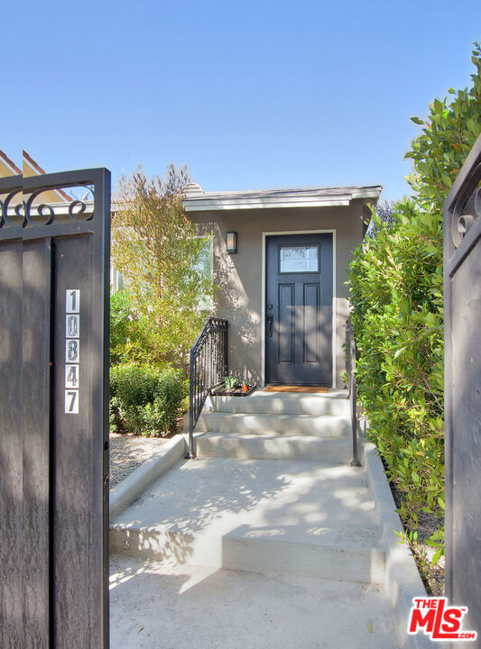 10845 Jefferson Boulevard Culver City, CA 90230 - Photo 40 of 48 a front view of a house with garden