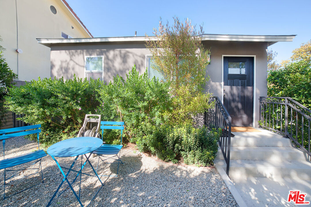 10845 Jefferson Boulevard Culver City, CA 90230 - Photo 43 of 48 a backyard of a house with table and chairs plants