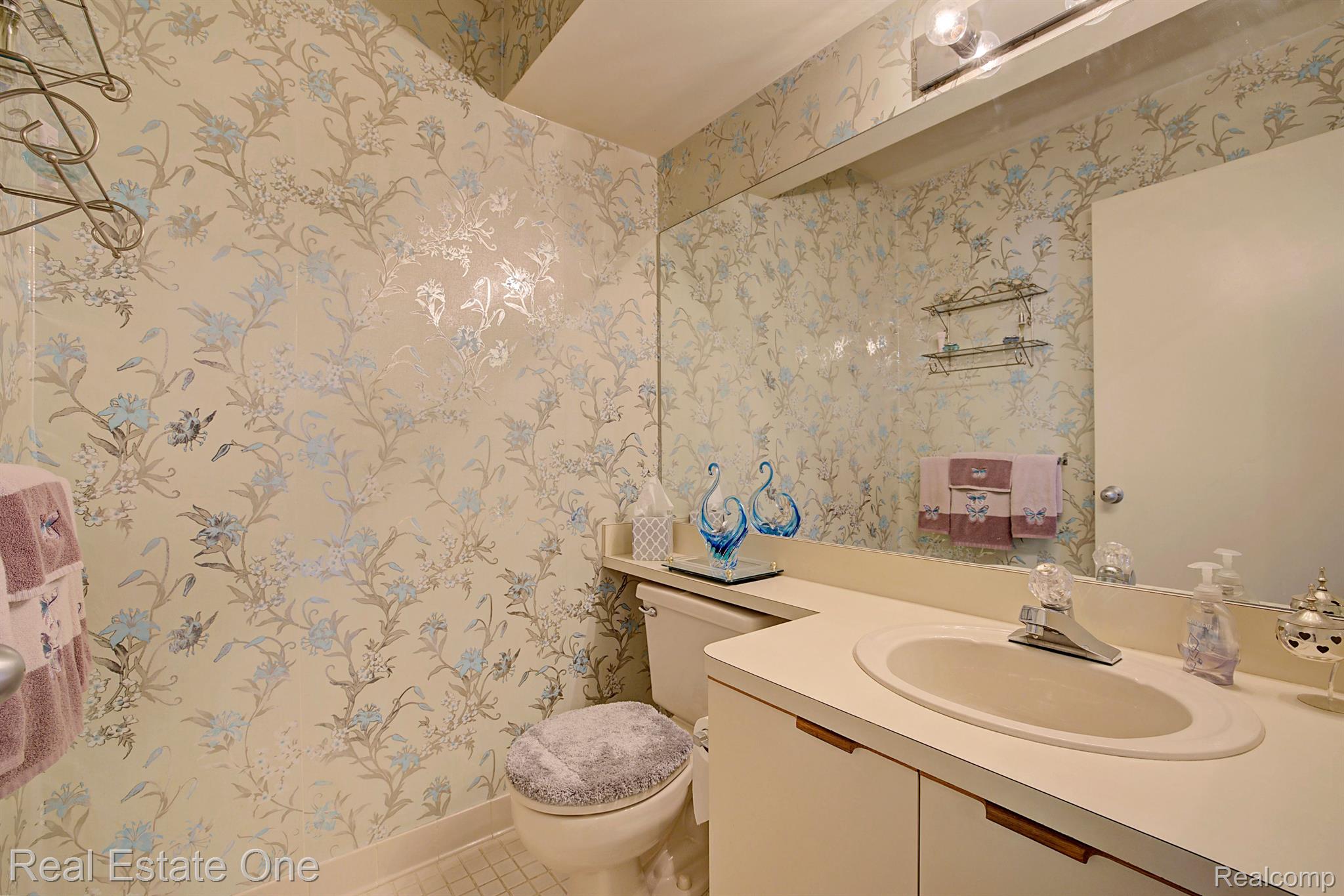 562 Harrow Court, Unit 50 Rochester, MI 48307 - Photo 10 of 29 Half Bath off Living Room
