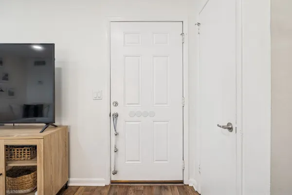 a view of a livingroom with washer and dryer