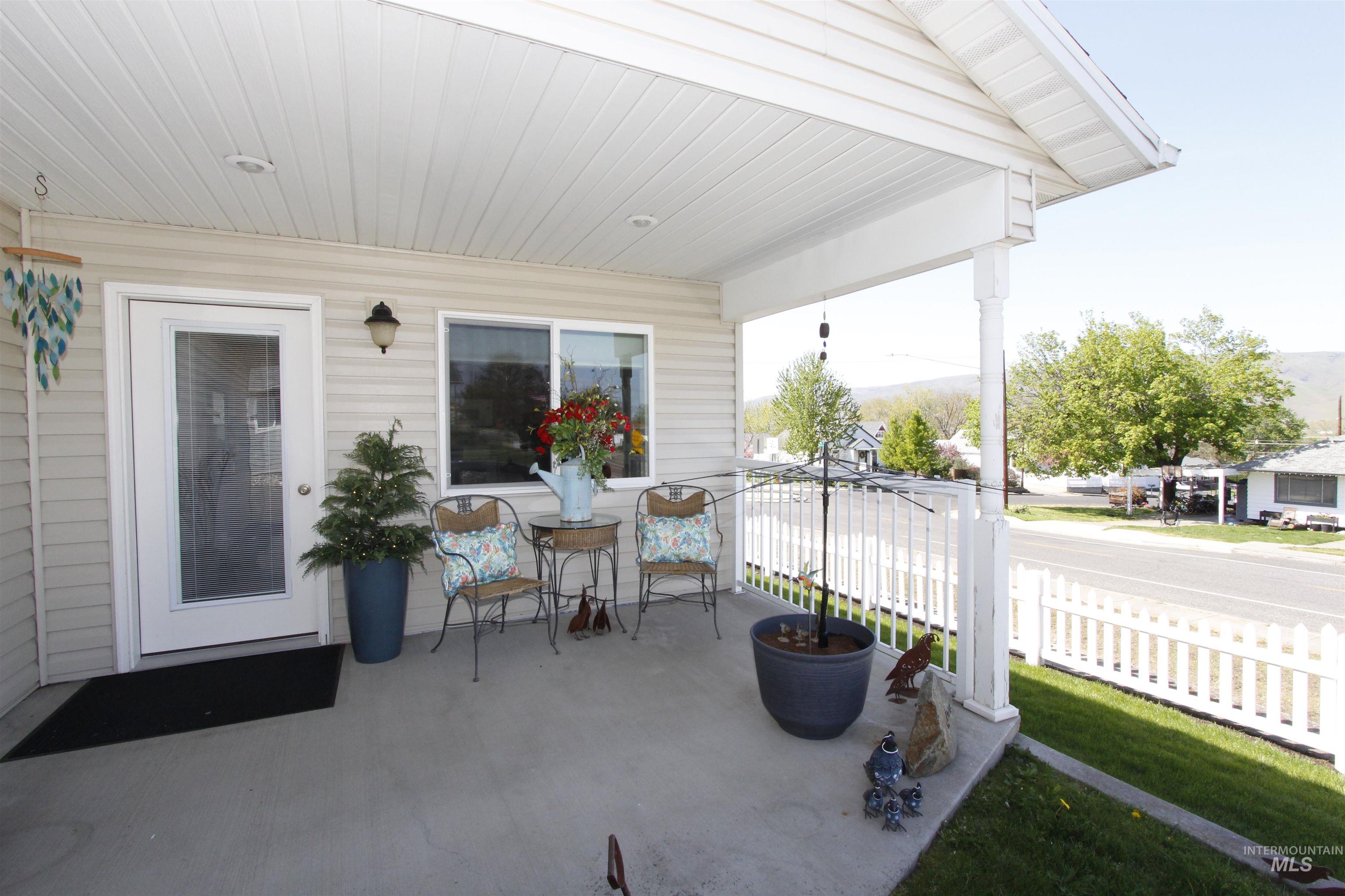 1803 16th Street Lewiston, ID 83501 - Photo 20 of 22 Covered front porch with white vinyl siding, a white picket fence, and a concrete patio