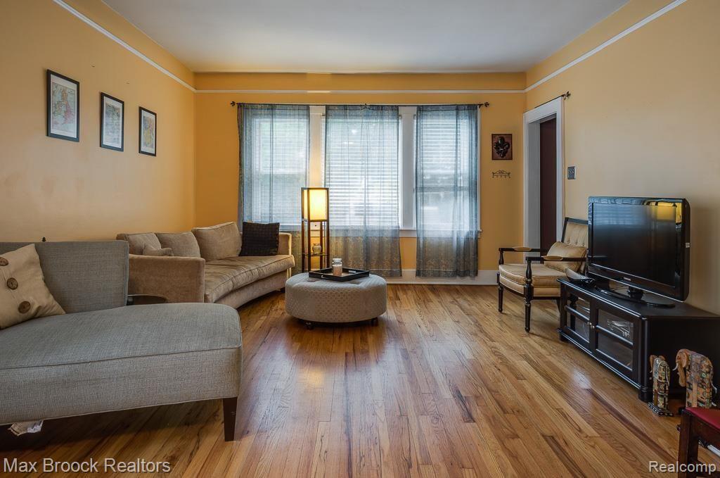 76 Wellesley Drive Pleasant Ridge, MI 48069 - Photo 2 of 18 Spacious Living Room