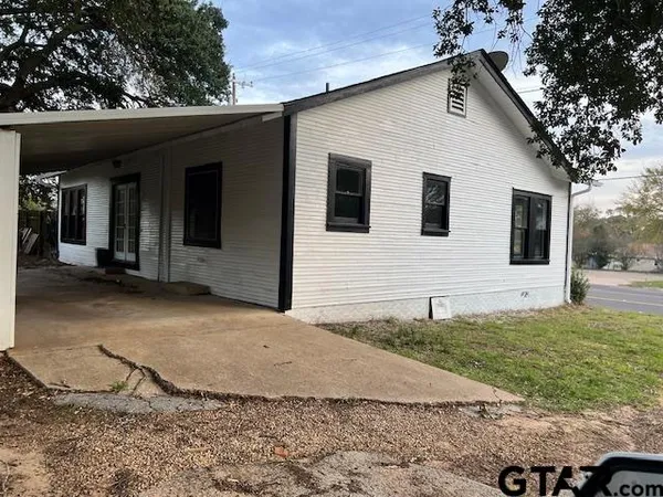 a view of a backyard of the house