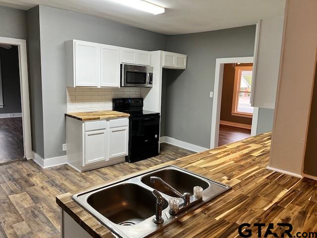 460 Pine Street Frankston, TX 75763 - Photo 4 of 13 a kitchen with a stove and a microwave