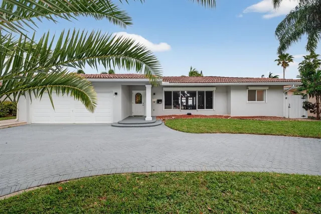 a view of a house with backyard and porch