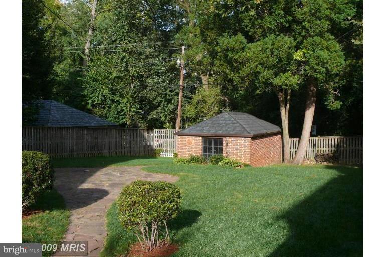 4425 Wickford Road Baltimore, MD 21210 - Photo 22 of 28 a backyard of a house with plants and large trees