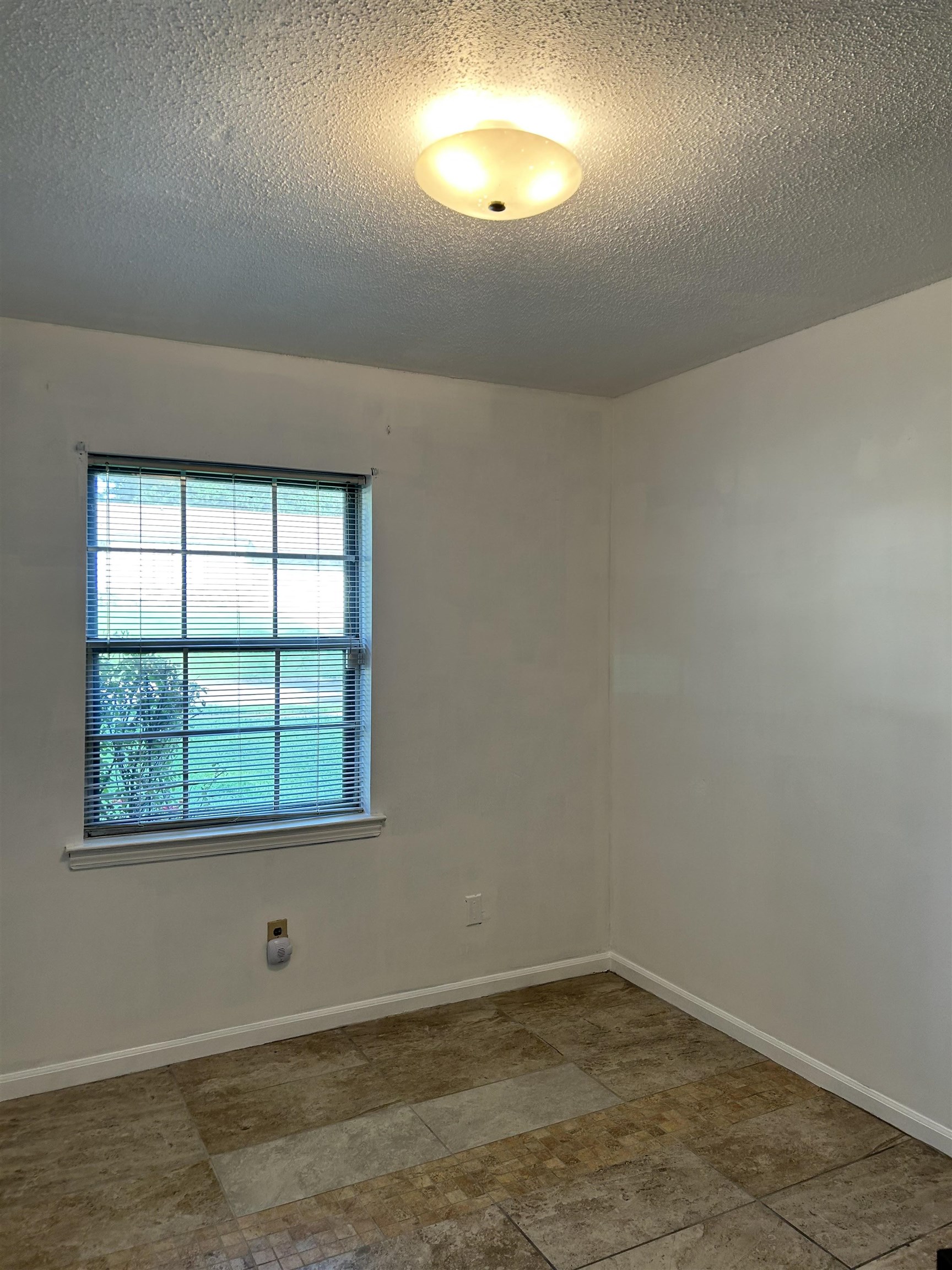 3082 Spring Hill Drive Memphis, TN 38127 - Photo 6 of 15 an empty room with a window