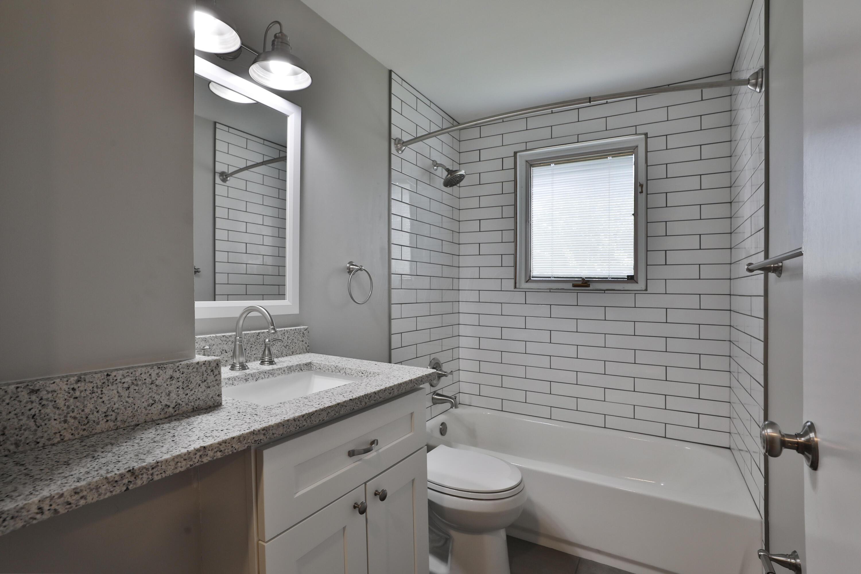 1135 Belden Road Columbus, OH 43229 - Photo 21 of 33 Bath2