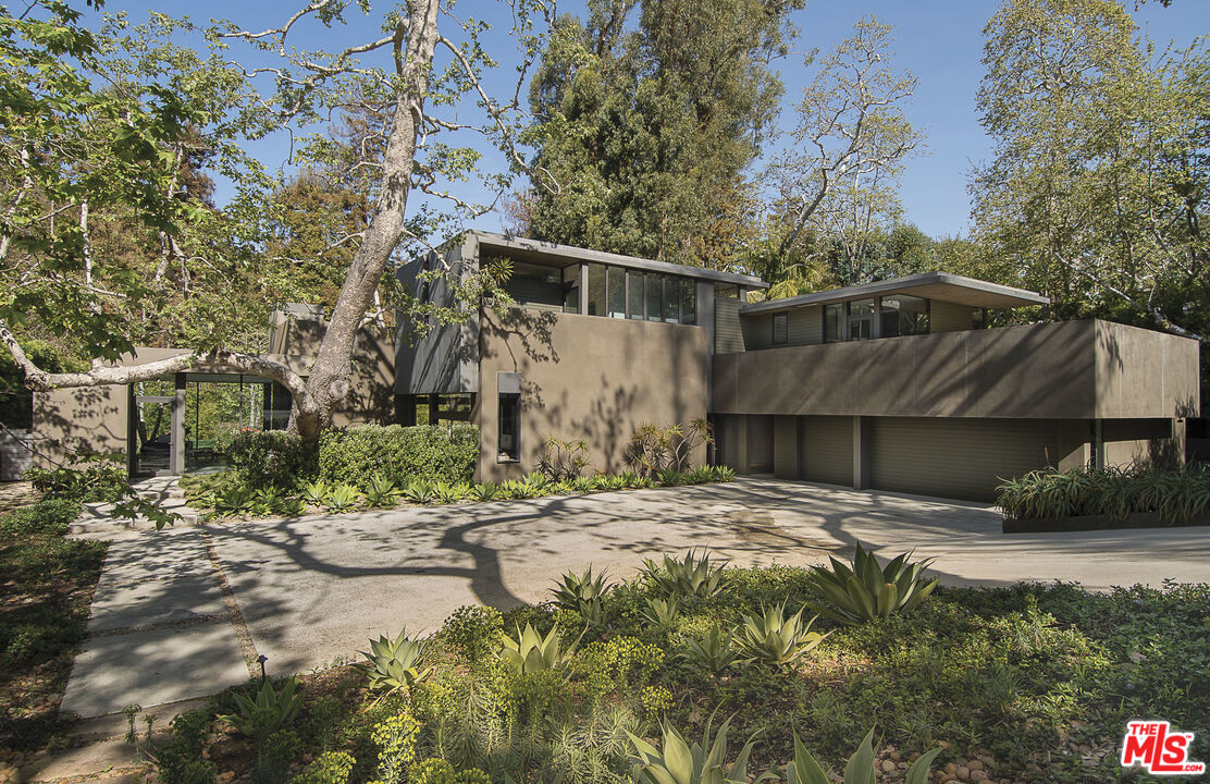 671 Latimer Road Santa Monica, CA 90402 - Photo 2 of 27 a view of a back yard of the house
