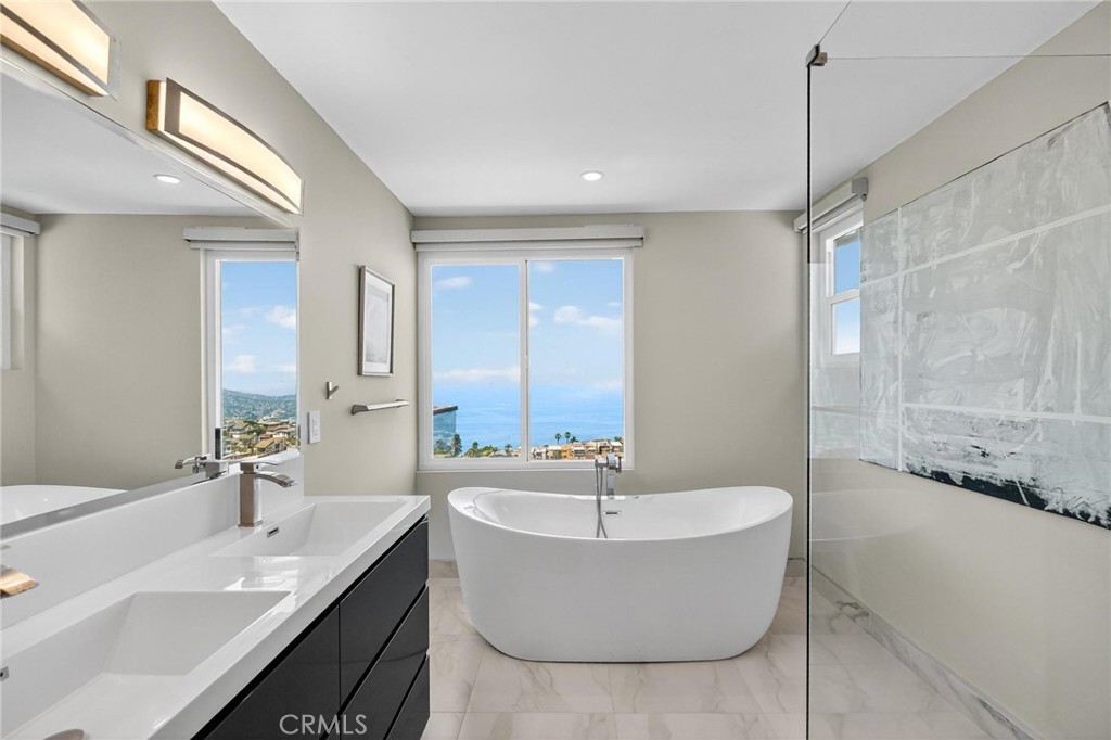 865 Quivera Street Laguna Beach, CA 92651 - Photo 16 of 23 a bathroom with a tub a sink and mirror