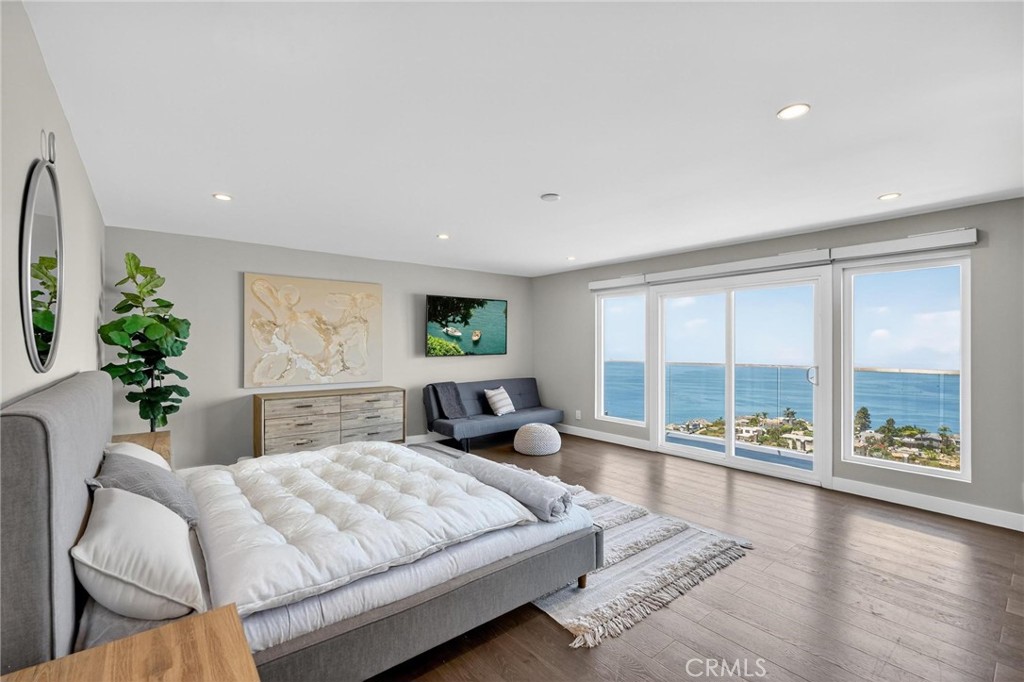 865 Quivera Street Laguna Beach, CA 92651 - Photo 19 of 23 a bedroom with a large bed and a large window