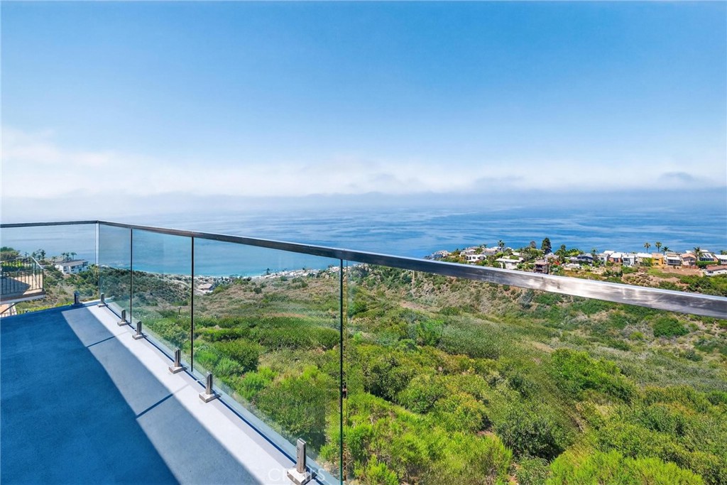 865 Quivera Street Laguna Beach, CA 92651 - Photo 20 of 23 a view of a backyard