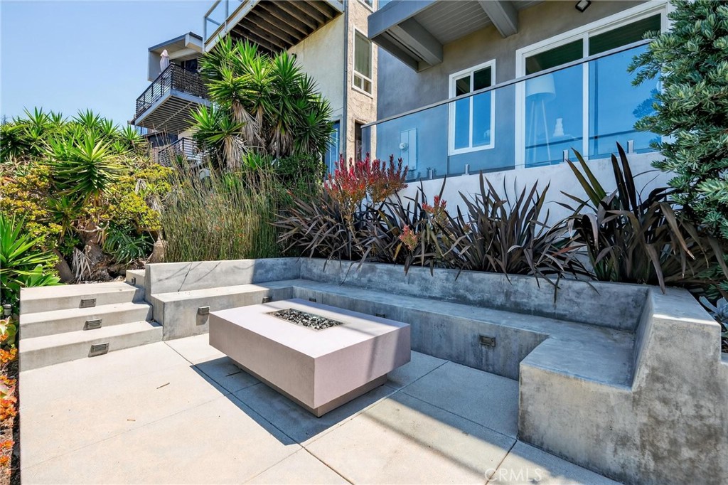 865 Quivera Street Laguna Beach, CA 92651 - Photo 21 of 23 a view of a couches in a patio