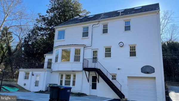 a view of yard with tree