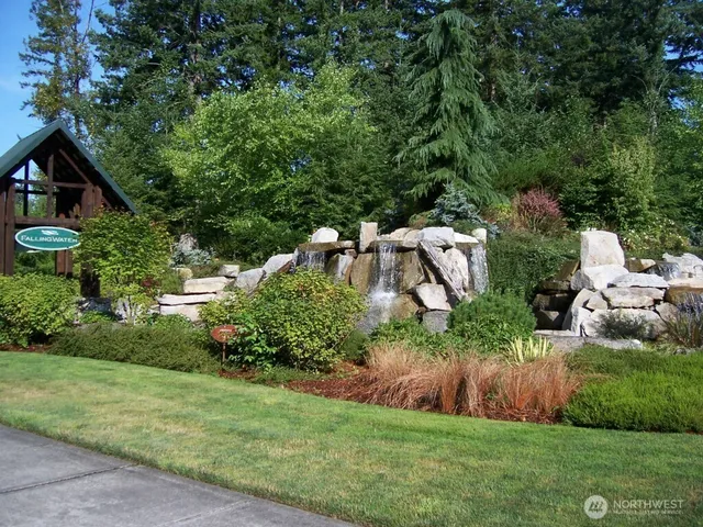 a view of a house with yard and plants