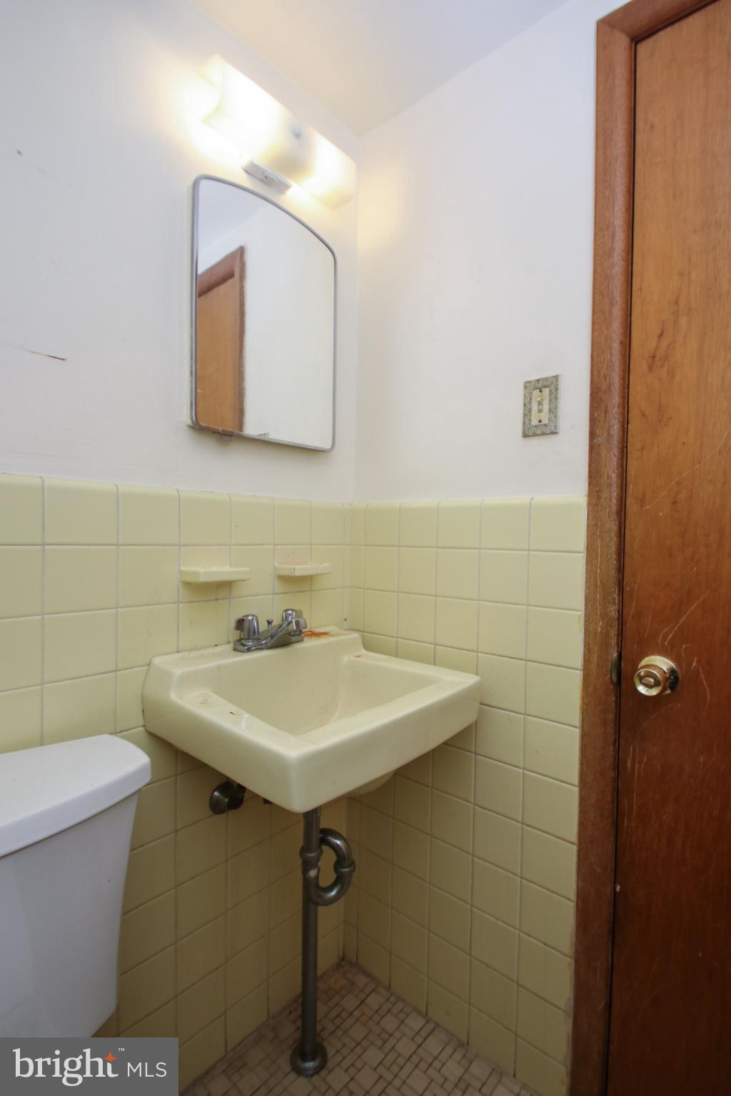 2734 West Country Club Road Philadelphia, PA 19131 - Photo 27 of 30 Half Bath
