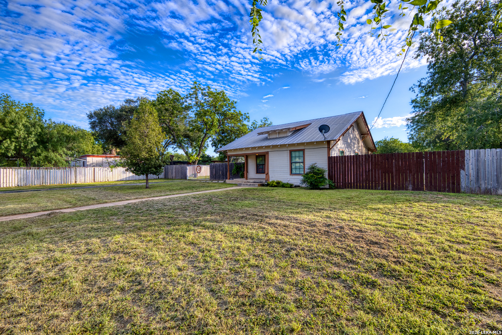1231 North High Street Uvalde, TX 78801 - Photo 4 of 28