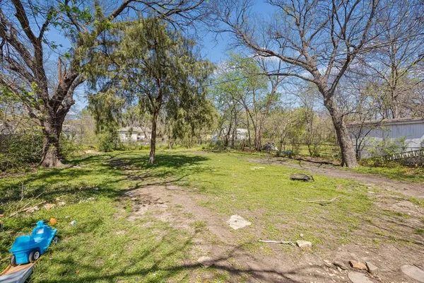 a view of yard with trees