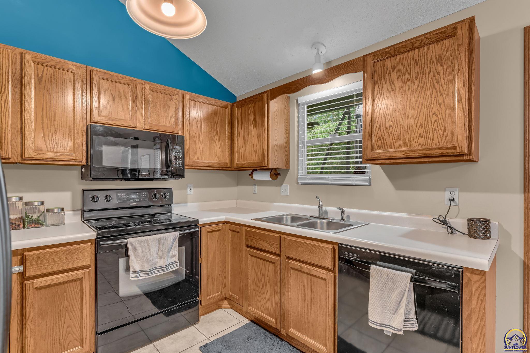 7425 Southwest 27th Street Topeka, KS 66614 - Photo 9 of 25